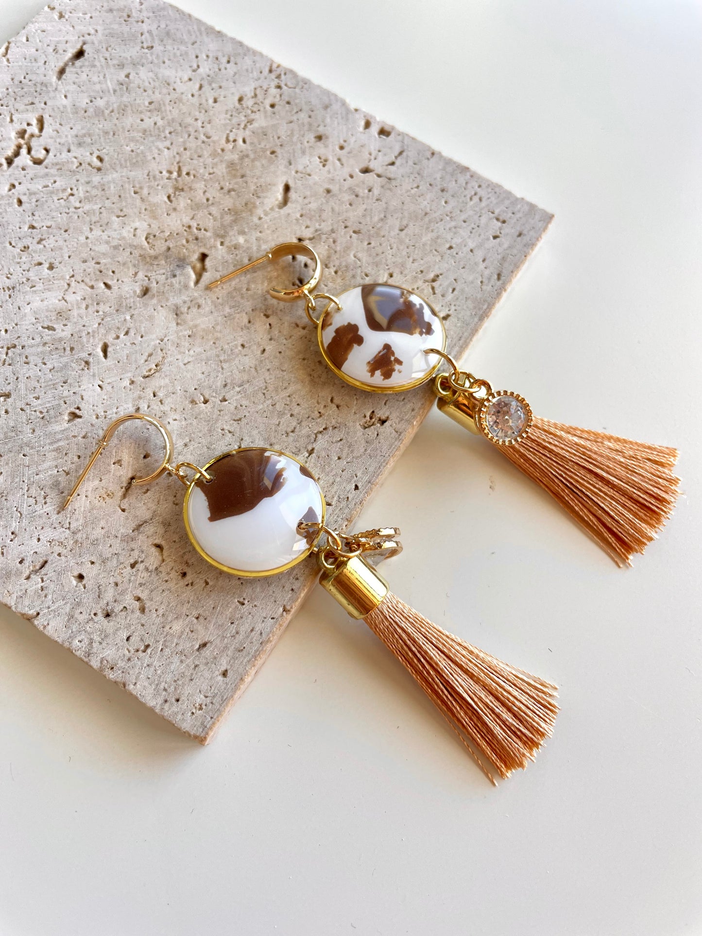 Brincos artesanais cow print Essência Boho com franjas