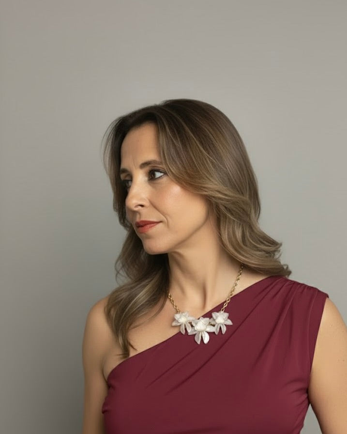 Colar de Lótus — Flor Marfim com Detalhe Dourado Pré-Encomenda