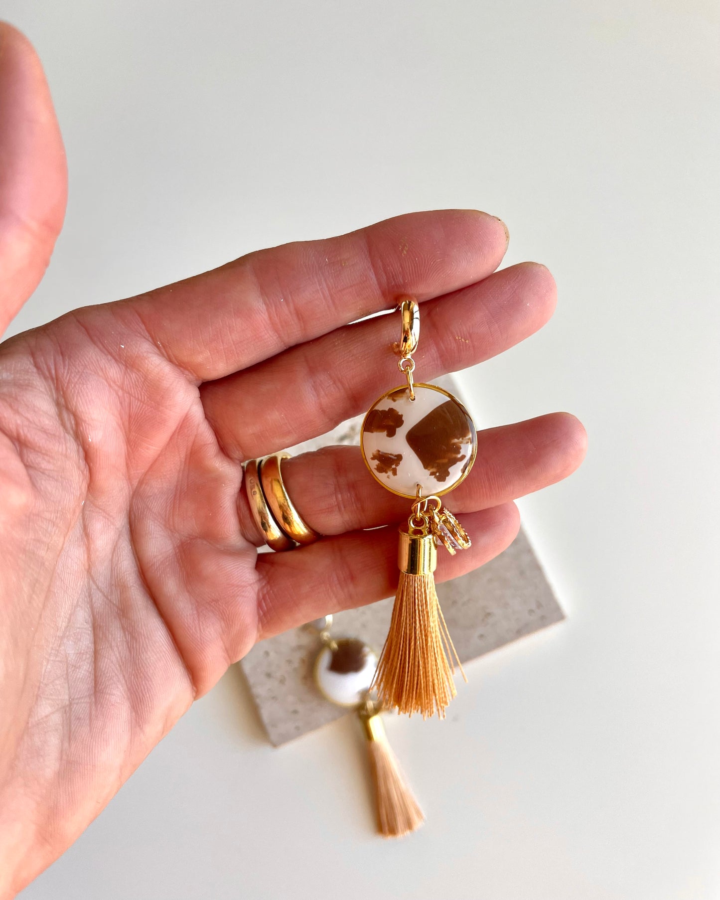 Brincos artesanais cow print Essência Boho com franjas