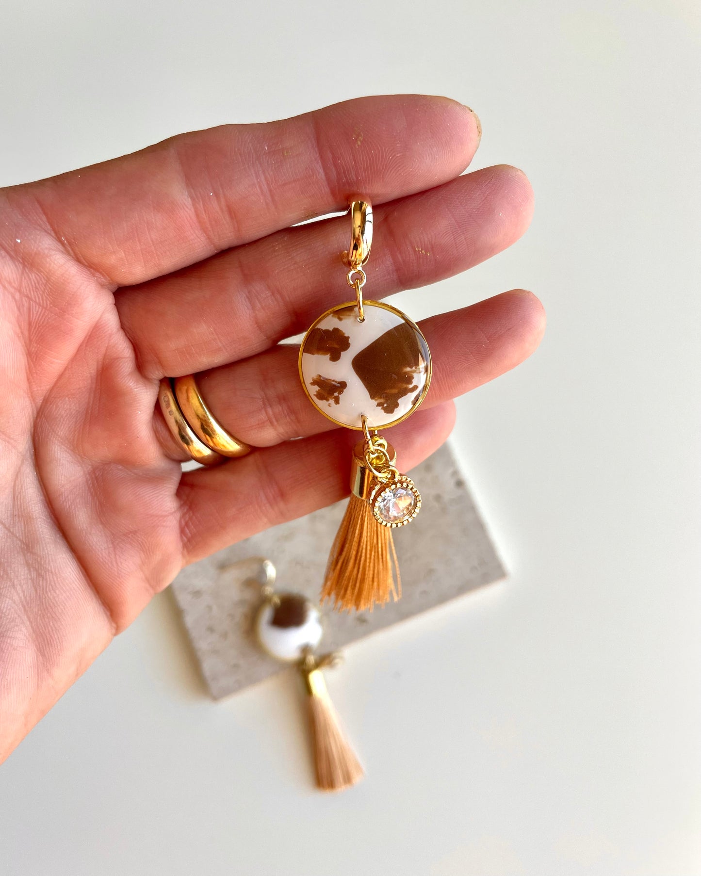 Brincos artesanais cow print Essência Boho com franjas