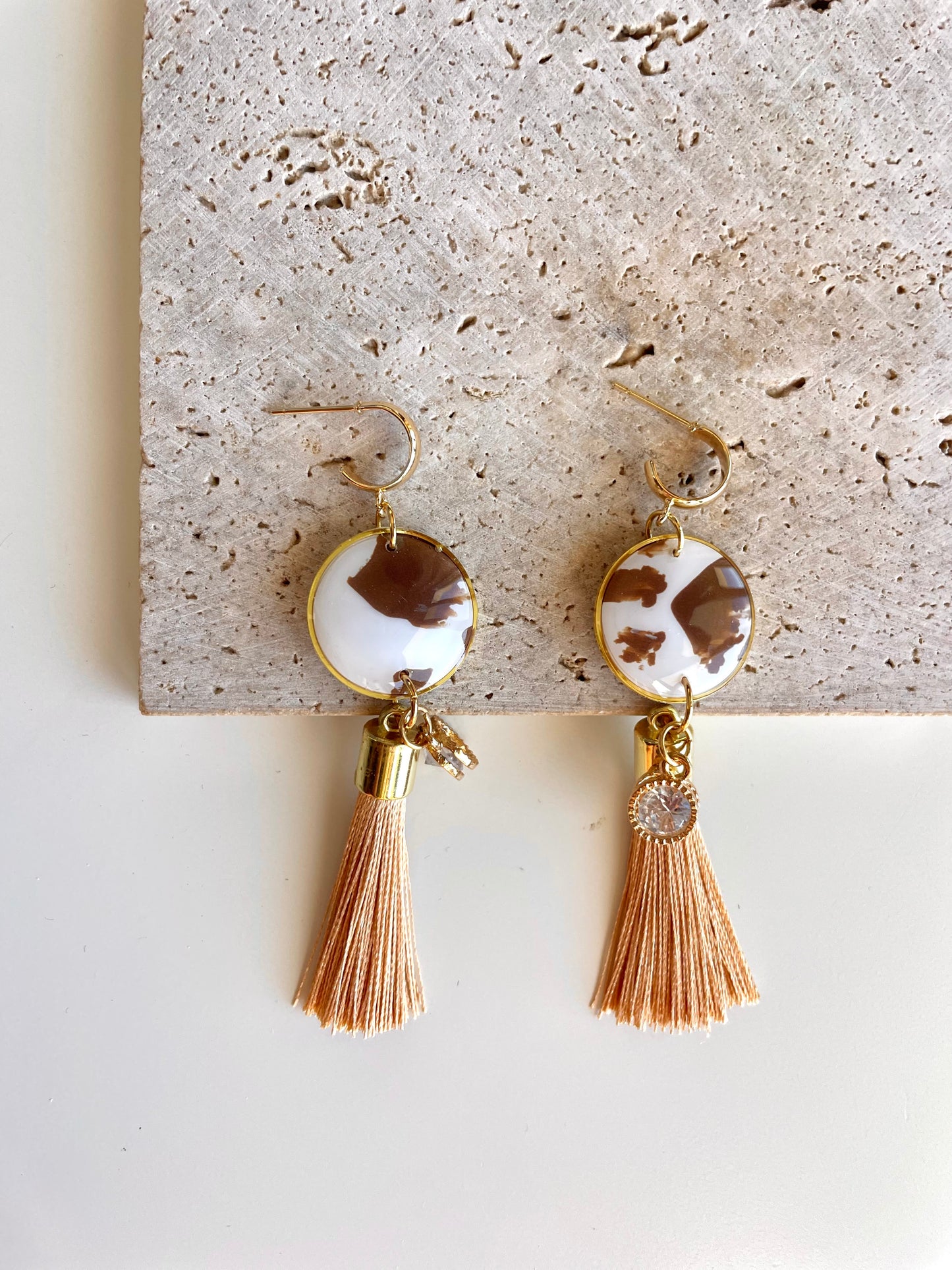 Brincos artesanais cow print Essência Boho com franjas