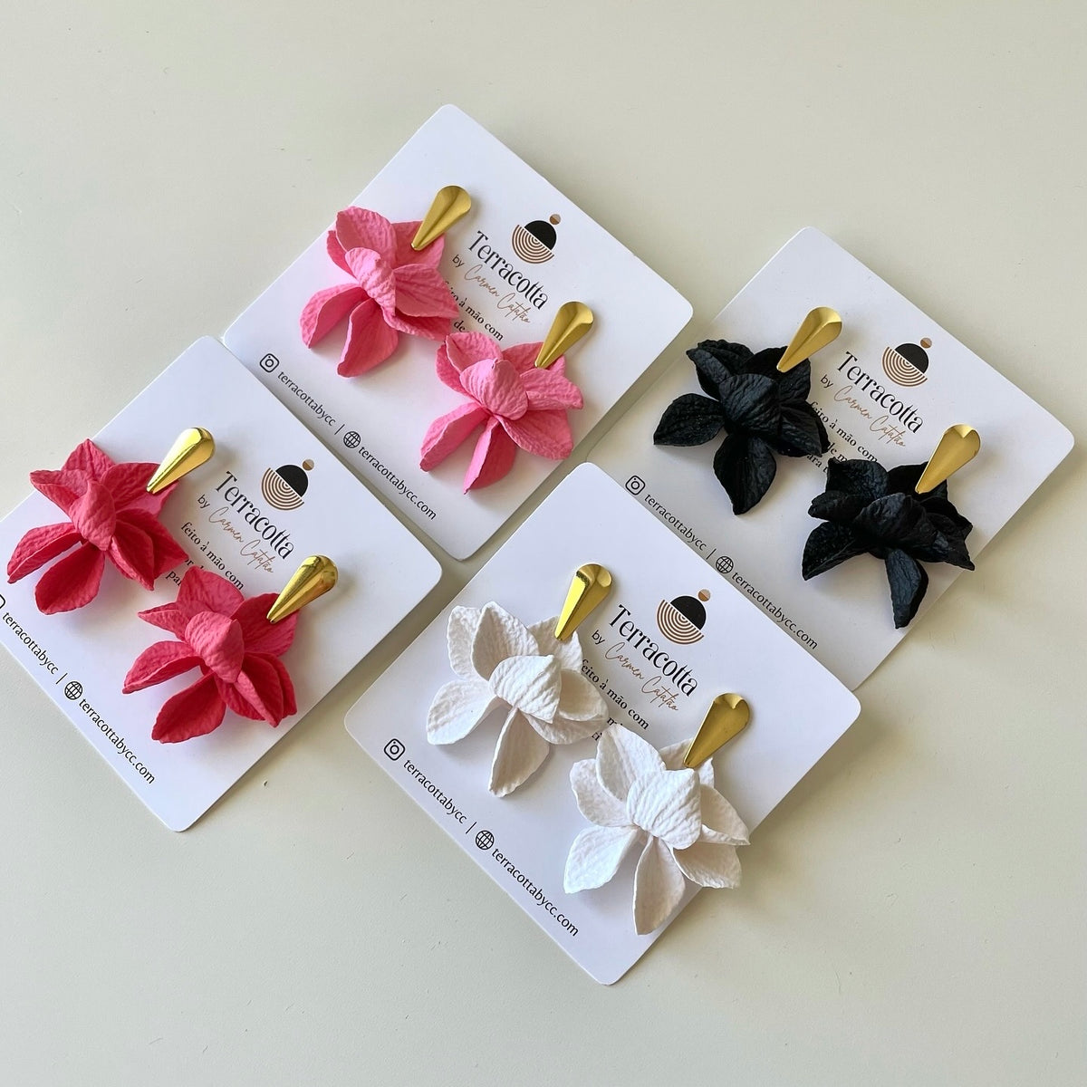 Brincos Lotus Translúcido artesanais em forma de flor, feitos à mão em argila polimérica