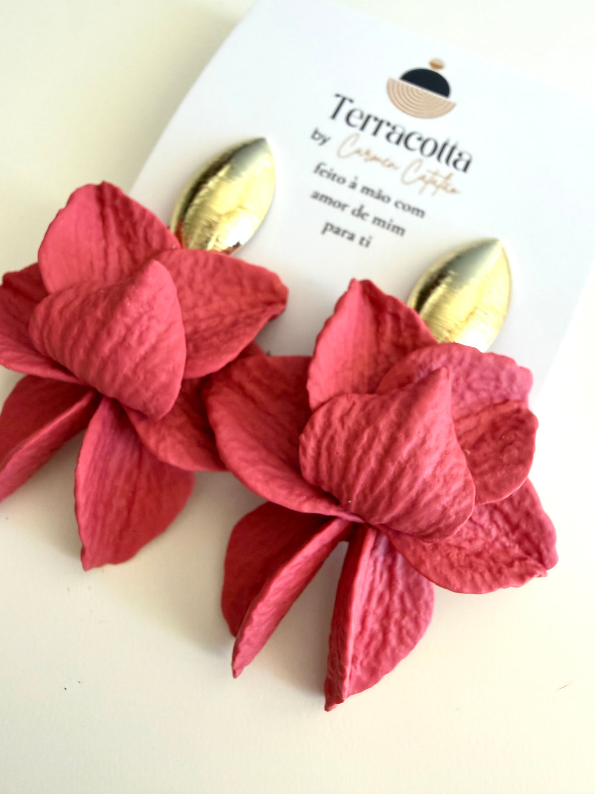 Brincos Lotus Coral artesanais em forma de flor, feitos à mão em argila polimérica