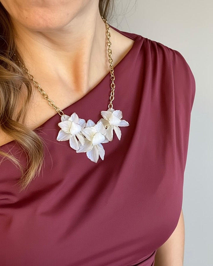 Colar de Lótus — Flor Marfim com Detalhe Dourado Pré-Encomenda