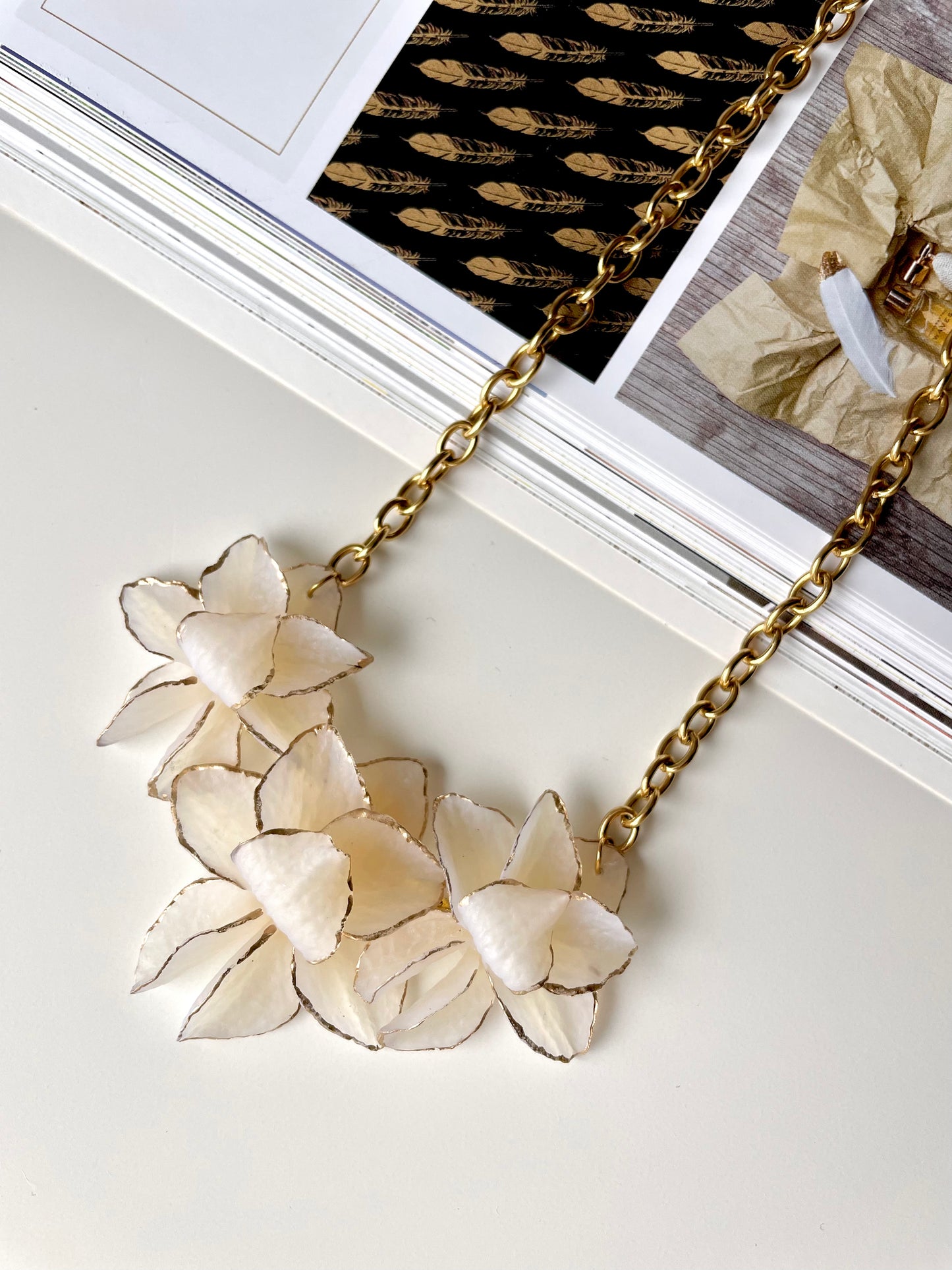 Colar de Lótus — Flor Marfim com Detalhe Dourado Pré-Encomenda