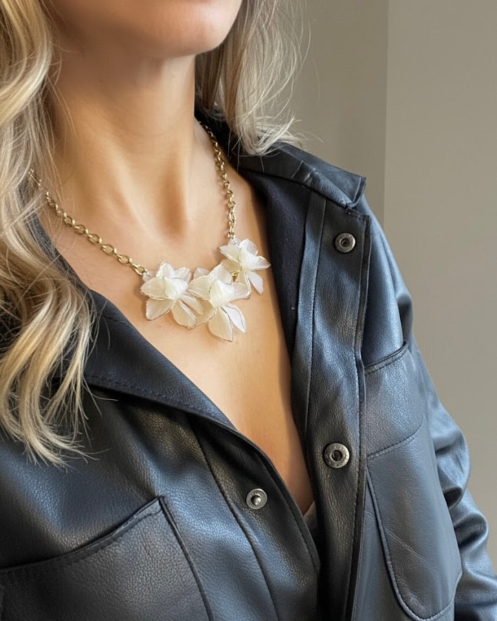 Colar de Lótus — Flor Marfim com Detalhe Dourado Pré-Encomenda