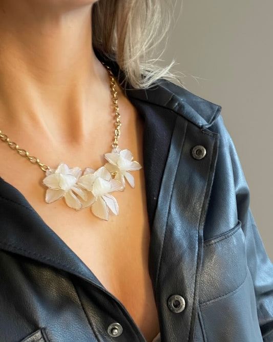 Colar de Lótus — Flor Marfim com Detalhe Dourado Pré-Encomenda