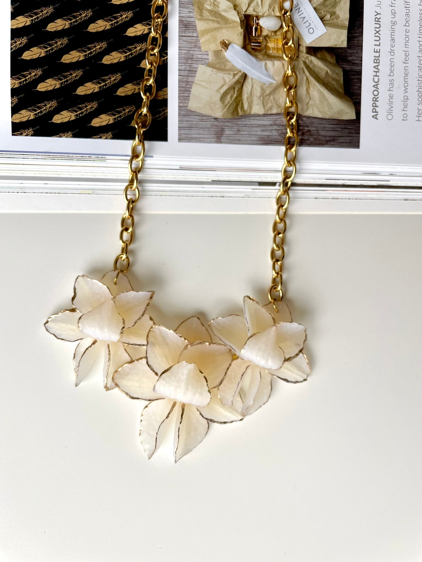 Colar de Lótus — Flor Marfim com Detalhe Dourado Pré-Encomenda