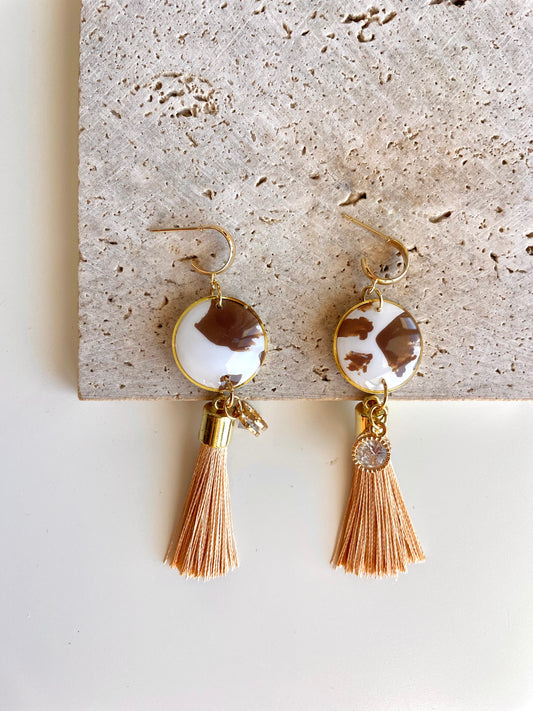Brincos artesanais cow print Essência Boho com franjas