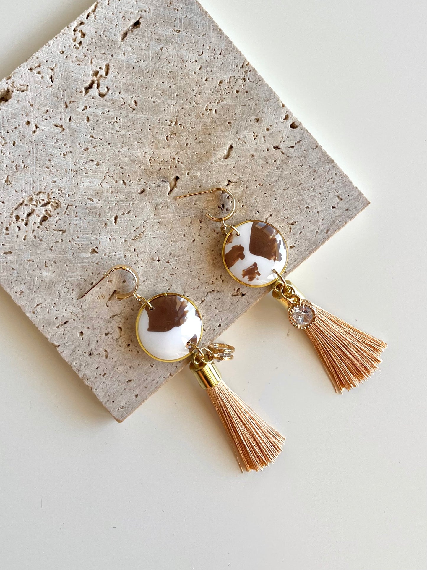 Brincos artesanais cow print Essência Boho com franjas