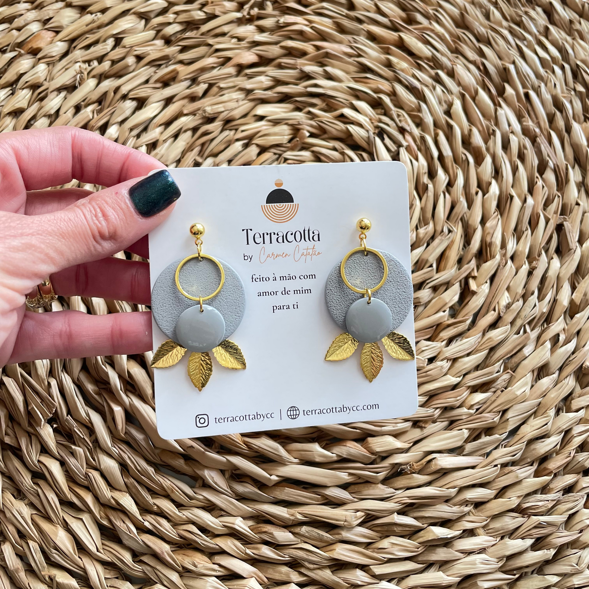 Full Moon botanical Earrings cinza claro dourado