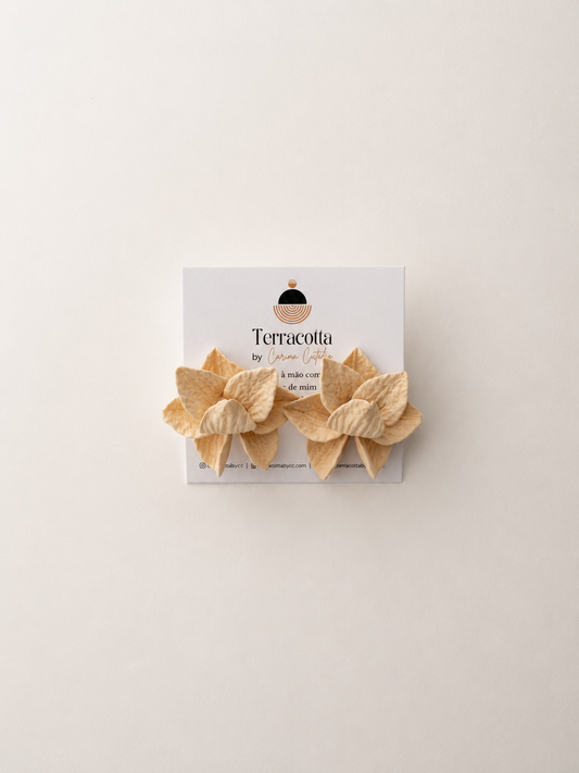 Brincos Lotus Mini Butter Yellow artesanais em forma de flor, feitos à mão em argila polimérica