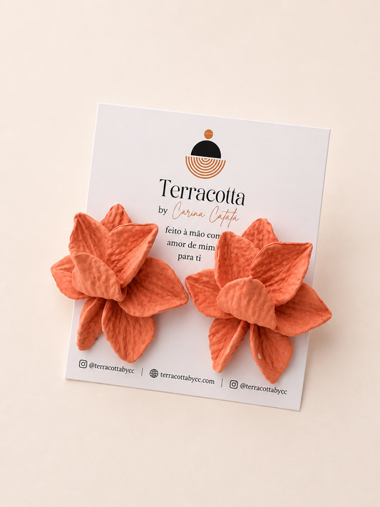 Brincos Lotus Mini Peach artesanais em forma de flor, feitos à mão em argila polimérica