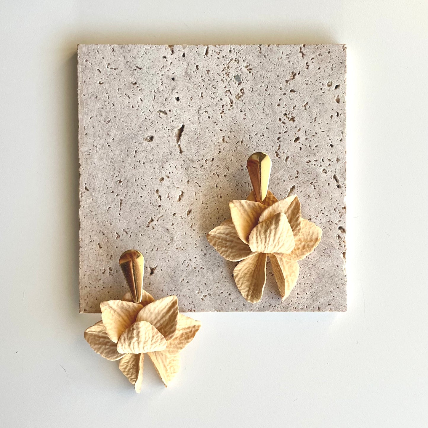Lotus Amarelo Pastel