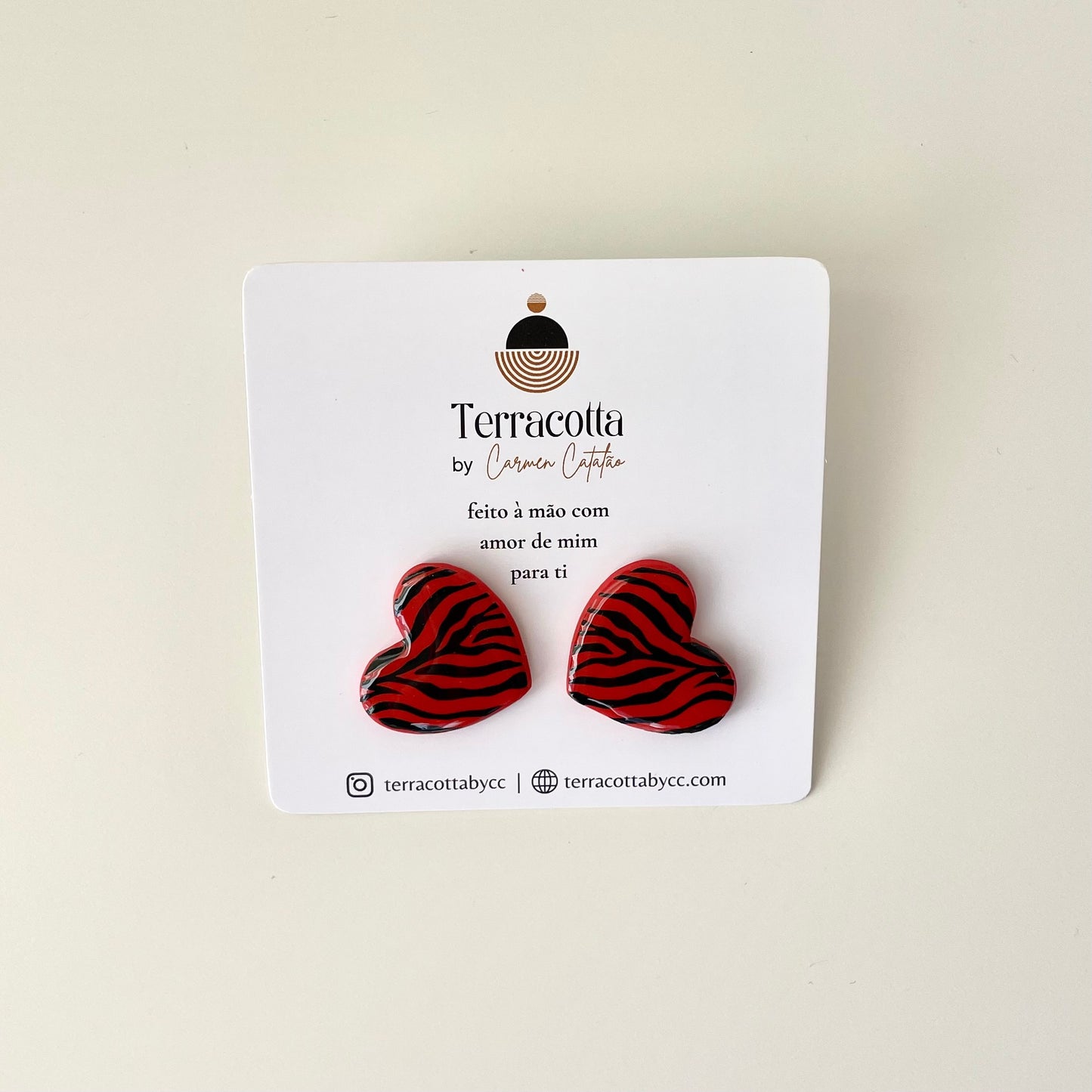 Brincos Corações Animal Print Vermelho e Preto
