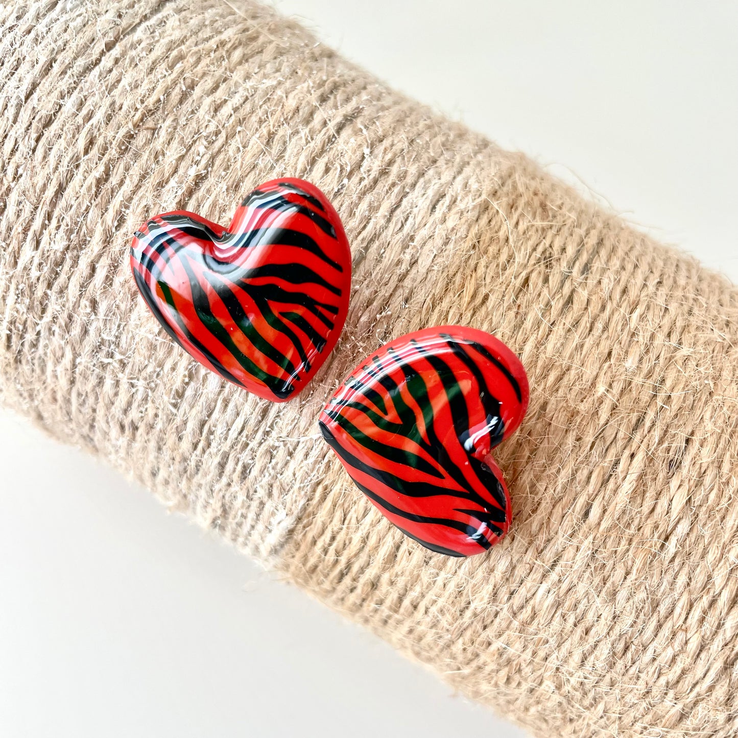 Brincos Corações Animal Print Vermelho e Preto