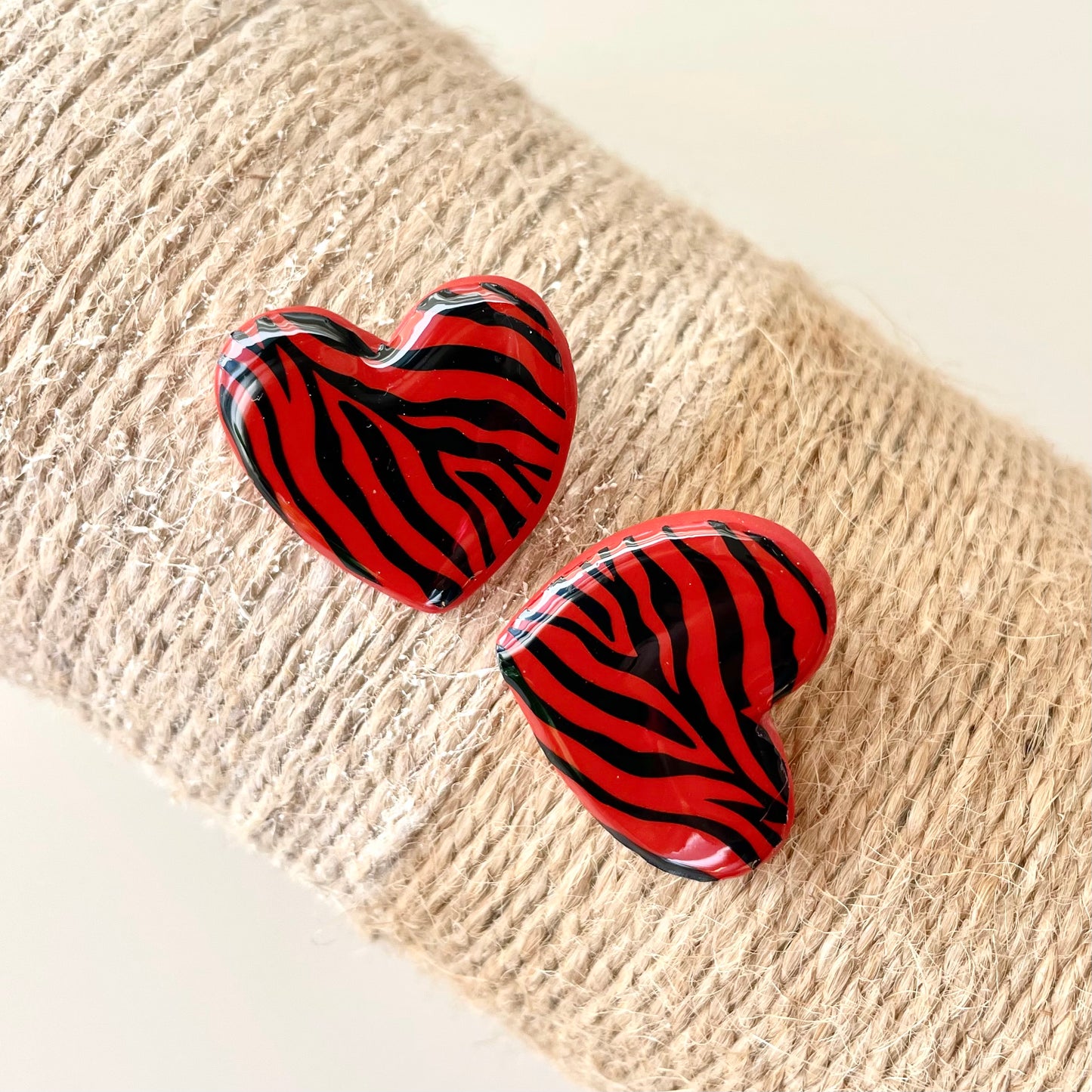 Brincos Corações Animal Print Vermelho e Preto