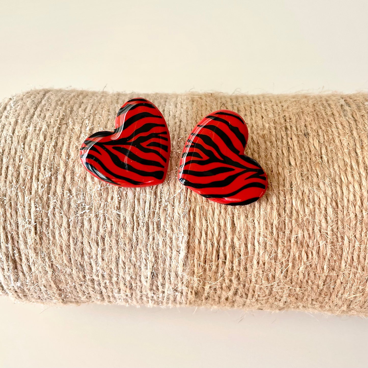 Brincos Corações Animal Print Vermelho e Preto