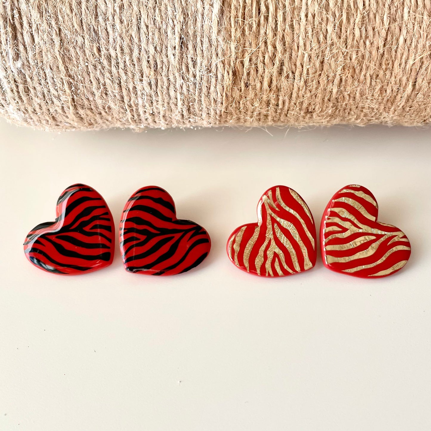 Brincos Corações Animal Print Vermelho e Preto