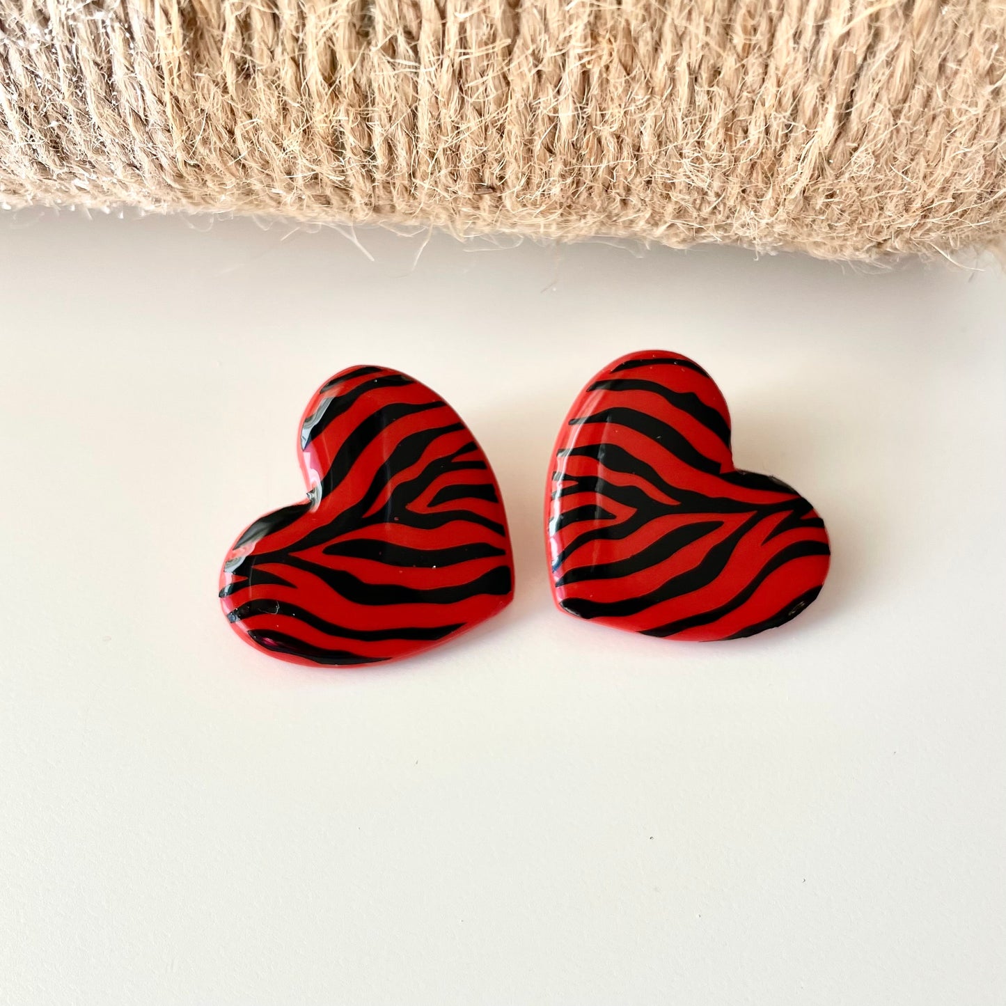 Brincos Corações Animal Print Vermelho e Preto
