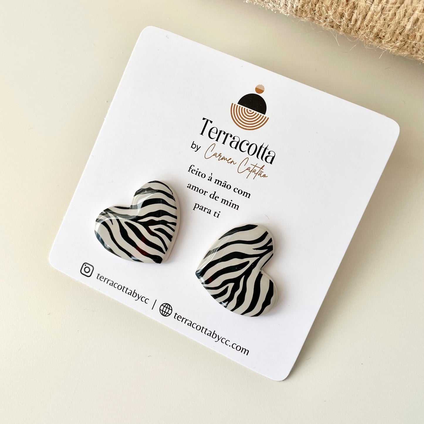 Brincos Corações Animal Print Branco e Preto