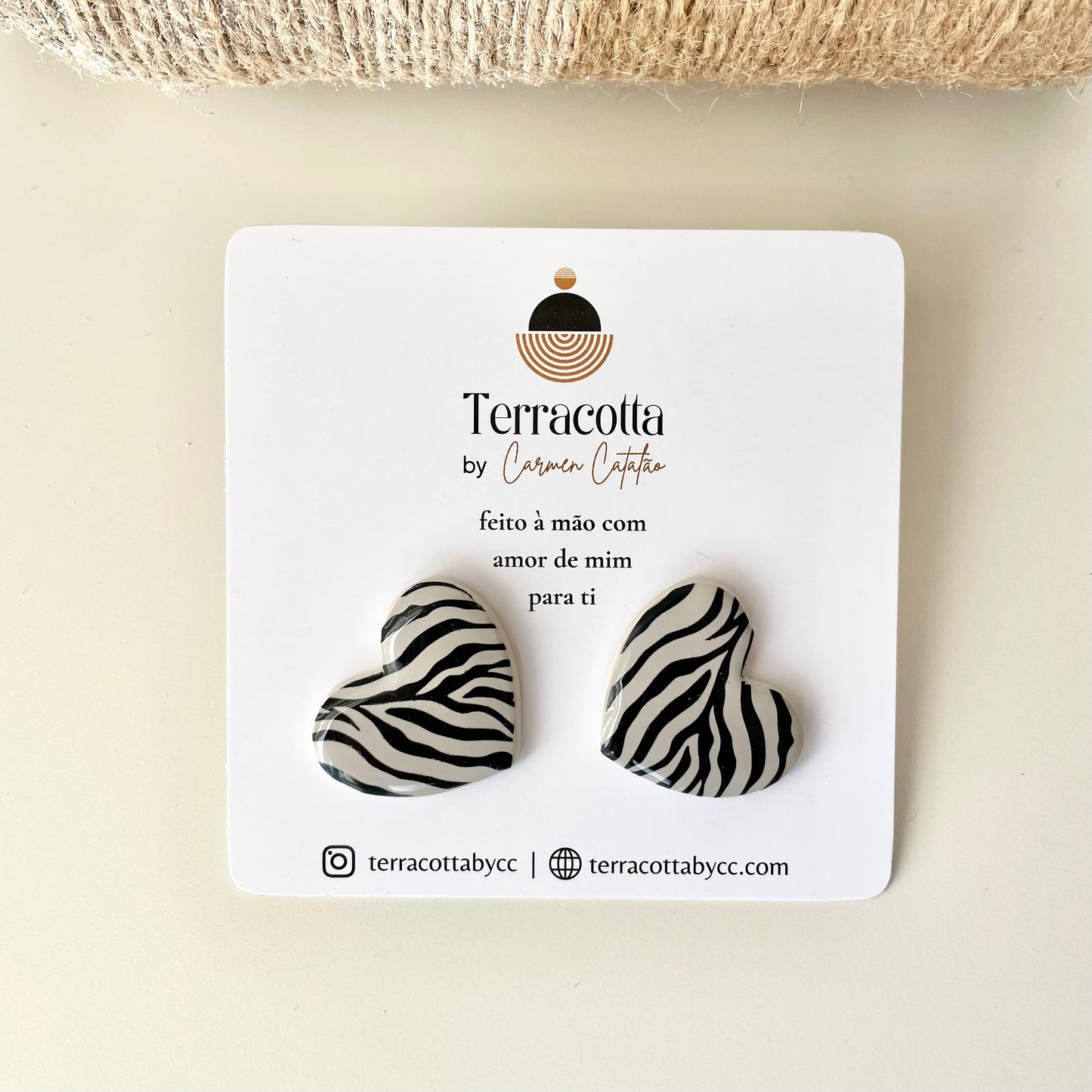 Brincos Corações Animal Print Branco e Preto