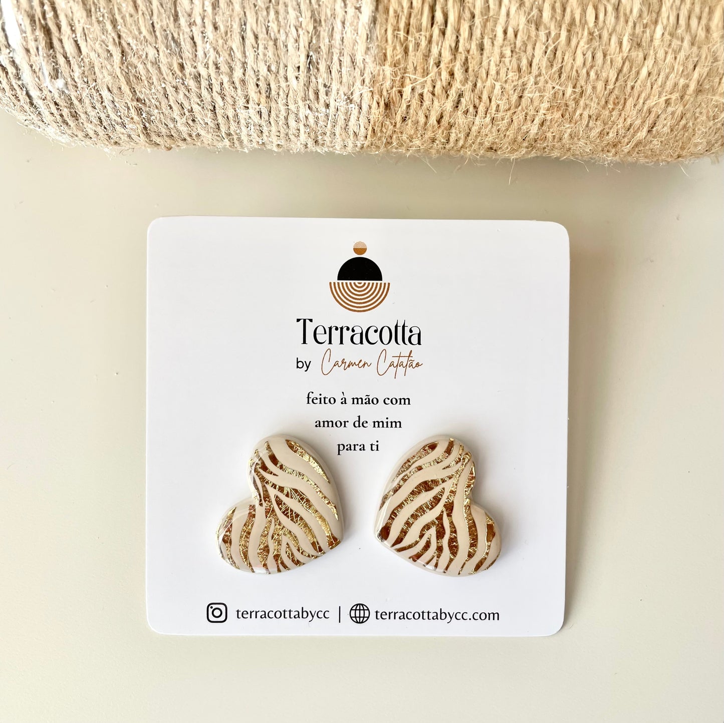 Brincos Corações Animal Print Bege e Dourado