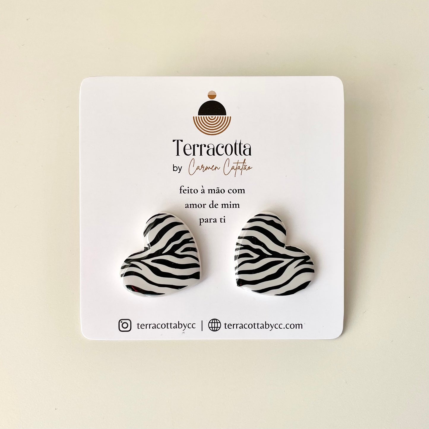 Brincos Corações Animal Print Branco e Preto