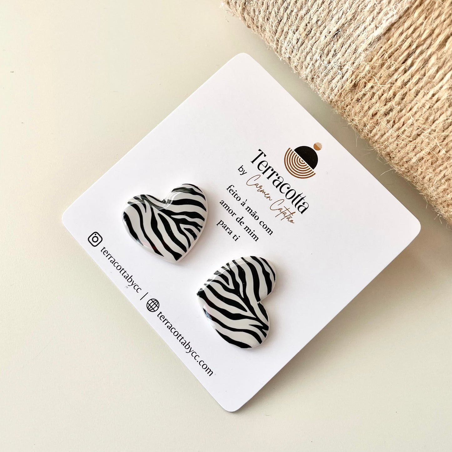 Brincos Corações Animal Print Branco e Preto